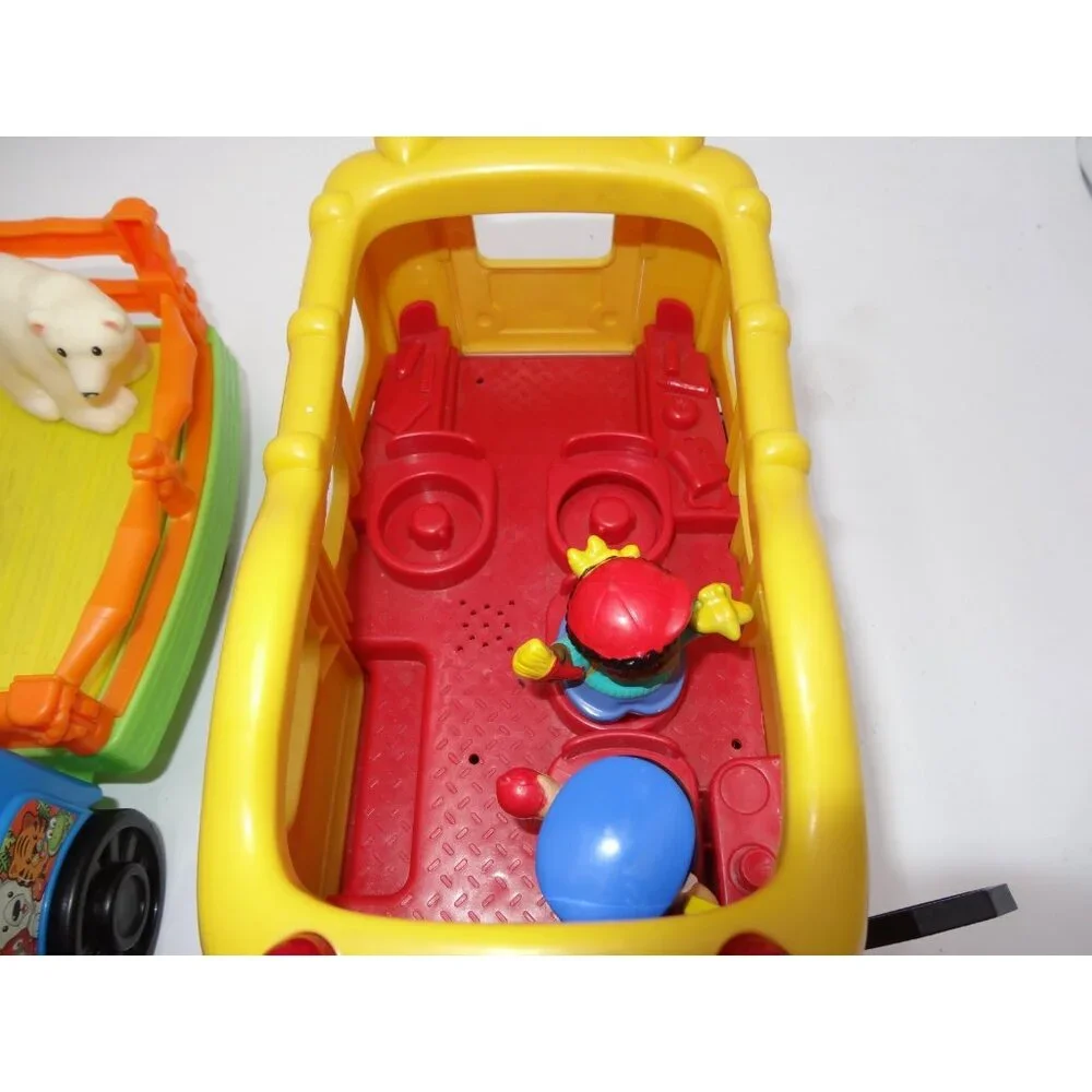 Fisher-Price Little People‎ Choo-Choo Zoo Train Conductor 3 Animals School Bus